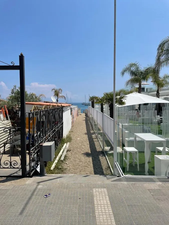 La Finestra Sul Mare Modern Apartment 지아르디니낙소스 0*,