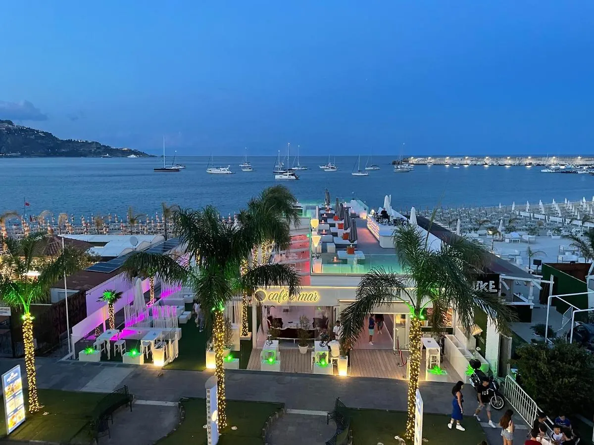 La Finestra Sul Mare Modern Apartment 지아르디니낙소스